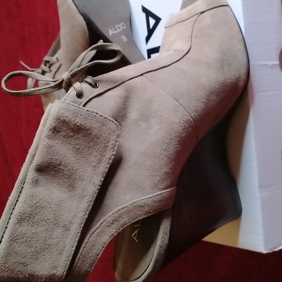 💞Gorgeous Aldo high wedge heeled Camel faux suede open toed tie shoes like new - Picture 6 of 7